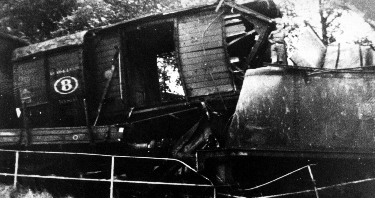 A l'approche de l'arrivée des troupes alliées, les actes de sabotage se multiplient. Ici, une voie ferrée sabotée en 1944 (Photo CEGESOMA, Drois réservés)