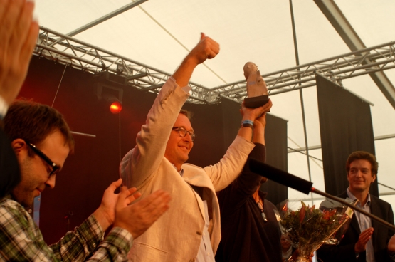 Éric Jonckheere, membre de la famille qui a remporté le Prix Solidaire, à ManiFiesta : « Notre but est d’apporter notre contribution à la fin de l’amiante, que les gens des pays en voie de développement ne connaissent pas les mêmes problèmes que nous. » (Photo Solidaire, Vinciane Convens)