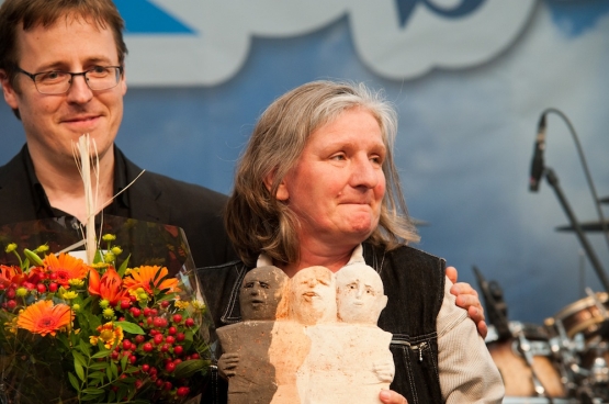 Christine Mahy, du Réseau wallon de lutte contre la pauvreté, a reçu le Prix Solidaire au nom de la plate-forme Justice pour tous, lors du moment central de ManiFiesta. (Photo Solidaire, Antonio Gomez Garcia)