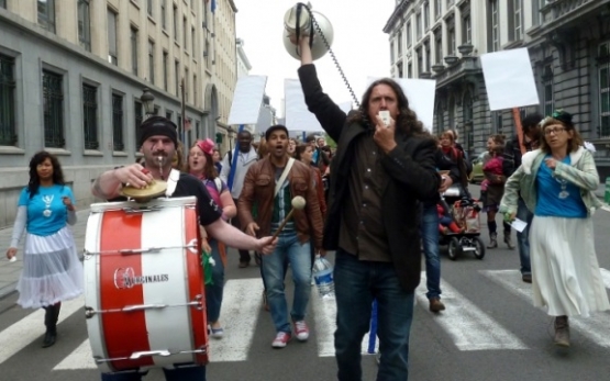 Le 13 juin 2012, les secteurs social et artistique manifestaient contre les économies imposées par la précédente ministre flamande de la Culture, Joke Schauvliege. (Photo DeWereldMorgen)