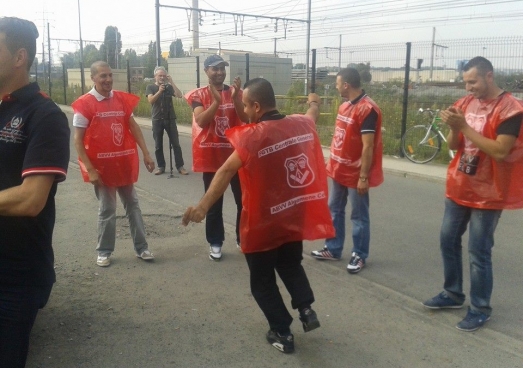 Les travailleurs de BM&S ont même dansé à l’entrée des ateliers SNCB. Après trois semaines de grève, ils ont enfin obtenu une première victoire. (Photo Solidaire)