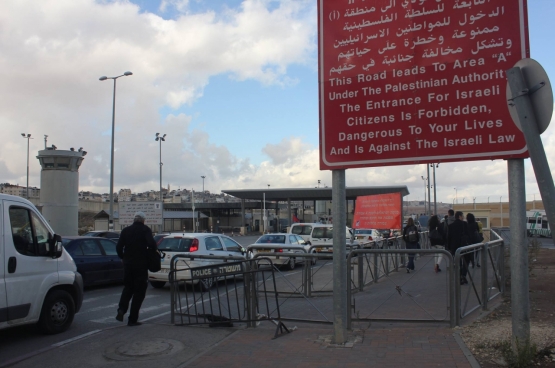 Le check point pour passer de Jérusalem Est à Ramallah, en Cisjordanie : « Cette route conduit en zone A, sous l’Autorité palestinienne. L’entrée est interdite pour les citoyens israéliens, dangereuse pour votre vie et contraire aux lois israéliennes. » (Photo Solidaire, Marco Van Hees)