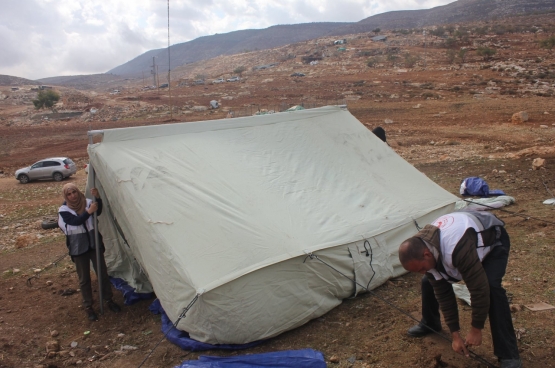 Le Croissant rouge installe une tente à l'endroit où l'armée israélienne a détruit une maison, la veille, à Al-Taweel, en Cisjordanie, région occupée illégalement par Israël. (Photo Solidaire, Marco Van Hees)