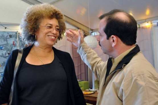 Fernando Gonzalez, un des deux Cuban Five déjà libéré, en compagnie d'Angela Davis, icône de la lutte anti-raciste et pour l'émancipation féminind aux USA. La rencontre a eu lieu lors de Manifiesta en septembre dernier. (Photo Solidaire)