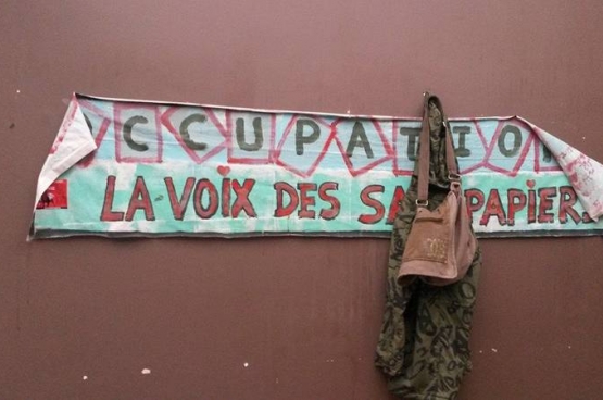 Photo Youssef Handichi, à l'occasion d'une visite de solidarité du PTB et de son mouvement de jeunes Comac à l'occupation de Molenbeek.