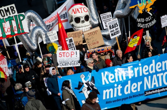 Des milliers d’Allemands ont manifesté contre la conférence de sécurité à Munich, contre la confrontation avec la Russie et contre la livraison d’armes au gouvernement de Kiev. (Photo Sven Hoppe/dpa-Bildfunk)