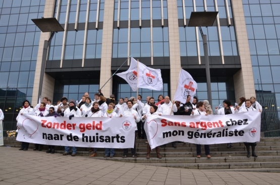 Médecine pour le Peuple a lancé sa campagne « Sans argent chez mon généraliste » le 26 mars dernier en menant une action devant le cabinet de la ministre de la Santé Maggie De Block. (Photo Solidaire, Martine Raeymaekers)