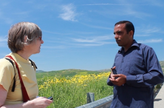 Le dr. Claire Geraets écoute le témoignage de Irfan, réfugié, et ingénieur, pakistanais (Photo Solidaire, Frank Sonck)