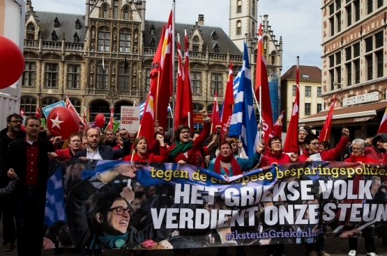 Lors du cortège du 1er Mai, à Gand, le PTB a fait de la solidarité avec le peuple grec un thème central. (Photo Solidaire/Dieter Boone) 