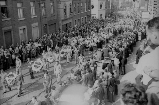 En août 1950, c’est une foule estimée entre 100 000 et 300 000 personnes qui a assisté à l’enterrement de Julien Lahaut. Ce n’est que soixante-cinq ans après ces événements que la lumière commence à être faite. (Photo Belga) 