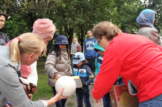 La solidarité avec les réfugiés augmente, dans de nombreuses villes du pays (ici devant l'Office des étrangers à Bruxelles). Par ailleurs, l’inquiétude augmente aussi. 'Y aura-t-il encore de l’argent pour les allocations familiales, pour les soins de santé, pour des logements sociaux ?' C'est dans ce climat que Bart De Wever propose un statut spécial de réfugié. Mais que veut-il en fait ? (Photo Solidaire, Martine Raeymaekers)