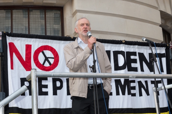 Jeremy Corbyn lors d'une manifestation contre le renouvellement des sous-marins nucléaires. Photo The Weekly Bull / Flickr