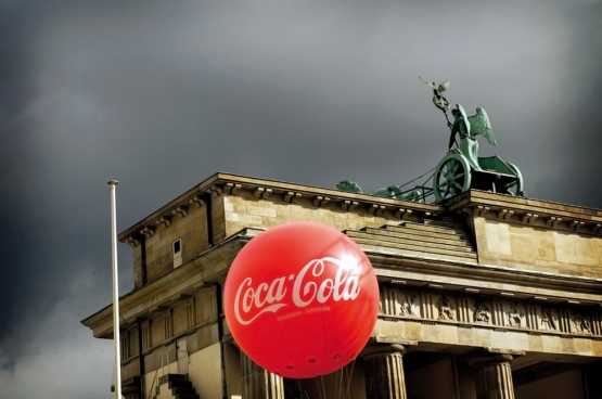 Des supermarchés aux banques, un pays entier a été vendu pour une bouchée de pain. (Photo tirée du film « Goodbye Lenin »)