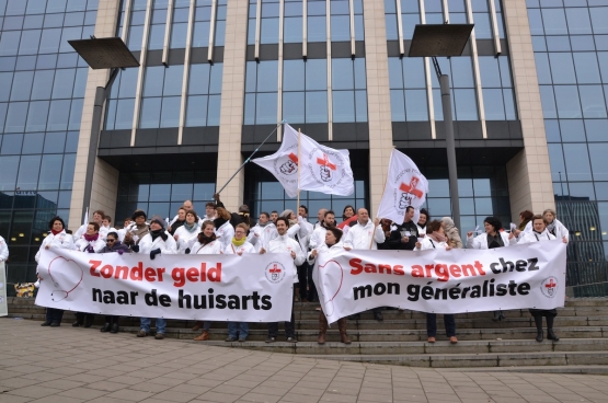 Légende photo : Le 26 mars 2015, Médecine pour le Peuple menait une action devant le cabinet de la ministre Maggie De Block. 