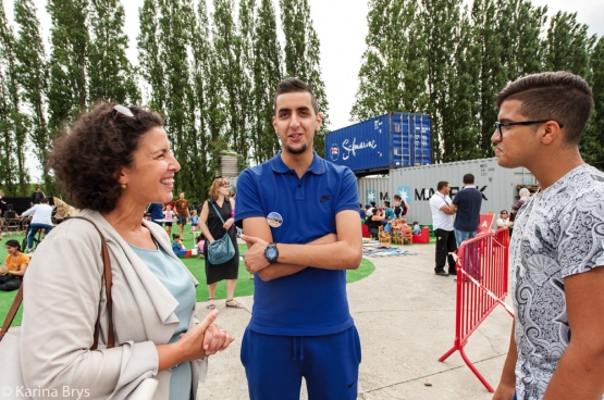 Zohra Othman (PTB), échevine de la Jeunesse de Borgerhout, en pleine discussion avec des jeunes dans un parc. (Photo Solidaire, Karina Brys)