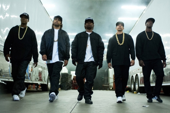 Les acteurs du film ressemblent tant aux personnages qu’on s’y méprendrait. Le biopic Straight outta Commpton, qui retrace l’histoire du groupe de rap N.W.A, a battu des records d’audience aux USA. (Photo tirée du film)