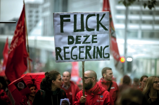 « Fuck ce gouvernement ». Lors de la manifestation nationale du 7 octobre, 100 000 personnes ont exprimé leur colère. Le gouvernement reste sourd. Jusqu‘à quand ? (Photo Solidaire, Salim Hellalet)