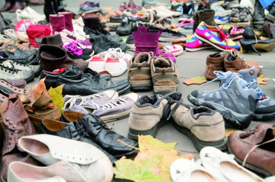 À l’occasion de l’ouverture du sommet climatique de Paris, le 29 novembre, des milliers de chaussures ont été amenées pour recouvrir la place de la République. Les militants pour le climat voulaient ainsi maintenir une aciton de protestation malgré l’interdiction de la manifestation prévue suite aux attentats du 13 novembre. (Photo Duc / Flickr)