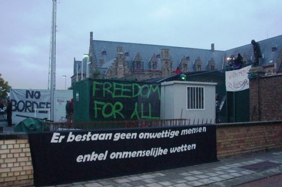 Action devant le centre fermé de Bruges en 2012. (Photo Indymedia)