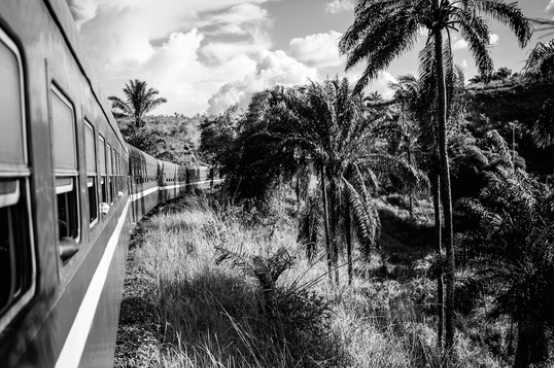 Pour beaucoup de Congolais, la "révolution de la modernité" de Kabila n'est pas assez rapide. (Photo: Rosalie Colfs) La photographe a mis en place, avec le poète Alexandre Popowycz, un projet artistique autour du train qui relie Kinshasa au port de Matadi. Le 23 août 2015, après 15 années d’interruption au public, le train relie à nouveau les 365 Km qui séparent les deux villes. Pour plus d'informations sur ce projet, "Kinshasa-Matadi Express", et voir comment vous pouvez le soutenir, visitez www.kisskissbankbank.com/kinshasa-matadi-express