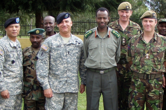 Les chiffres officiels de l'aide militaire des États-Unis et la Grande-Bretagne au Rwanda sont remarquablement bas, mais il y a une collaboration intense entre l'armée américaine, britannique et rwandaise. Sur la photo : des officiers britanniques et américains au cours d'une mission de formation à Kigali pour les sous-officiers de l'armée rwandaise en Mars de 2009. (Photo www.army.mil)