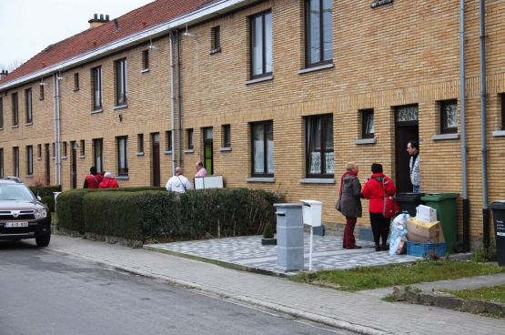 Une douzaine de membres du PTB Herstal ont été à la rencontre des habitants d’un quartier social pour faire signer la pétition pour la suppression de la redevance TV. (Photo Solidaire)