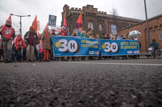 Lors de la Grande Parade de Tout Autre Chose et Hart Boven Hard, le PTB a avancé sa revendication des 30 heures par semaine. Un moyen de combiner au mieux vie professionnelle et familiale, d’aller travailler avec motivation, de ne pas s’épuiser au travail, et de créer des emplois. (Photo Solidaire, han Soete)