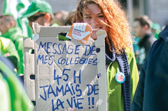 Avec la réforme, votre patron pourra vous faire travailler 45 heures par semaine pendant six mois et 31 heures les six autres mois.  Les témoignages de ceux et celles qui vivent déjà ce genre de situations ne donnent pas envie... C’est pourquoi les syndicats ont manifesté en avril.  (Photo Solidaire, Salim Hellalet)