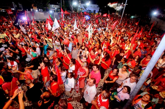 De nombreuses manifestations en soutien au gouvernement du Parti des travailleurs et à la présidente Dilma Rousseff ont lieu depuis le début de la crise au Brésil. Ici, une manifestation à Fortaleza, qui a rassemblé 50 000 personnes le 31 mars dernier. (Photo Chico Gomes, PCdoB Ceará / Flickr)