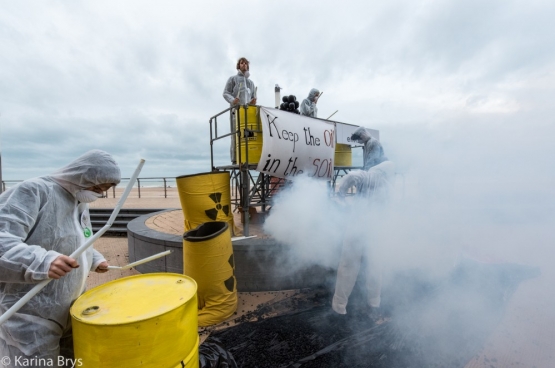 La question des énergies fossiles est cruciale pour permettre une transition vers l'énergie verte et renouvelable. « Maintenez le pétrole dans le sol » était donc l'un des grands slogans des mobilisations en vue du sommet de Paris, en décembre dernier. Mais il n'y a pas pire sourd que celui qui n'a pas intérêt à entendre... (Photo Solidaire, Karina Brys)