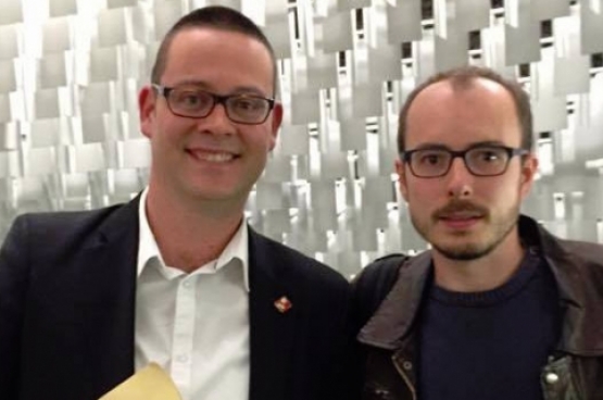 Raoul Hedebouw, député fédéral et porte-parole du PTB (ici avec Antoine Deltour), proposait en avril dernier à la Chambre d'envoyer un message de soutien au lanceur d'alerte. (Photo Solidaire)