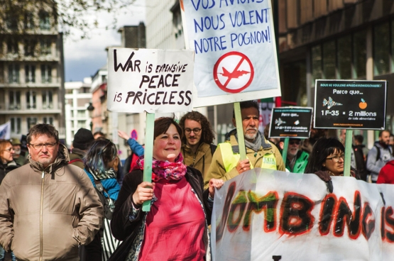 Manifestation à Bruxelles contre l’achat de nouveaux avions de chasse.  (Photo Solidaire, Evy Menschaert)