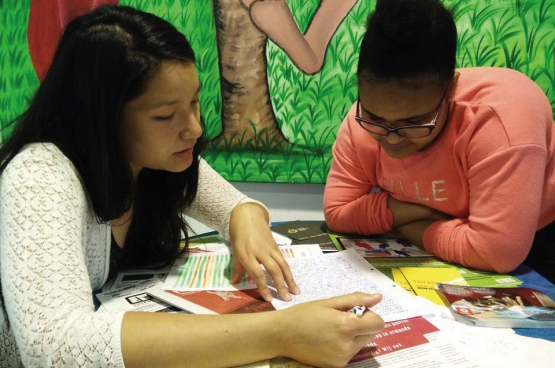 Les « Boost Days », ce sont quatre après-midi (le weekend) d’étude collective, dans le calme, avec des profs bénévoles pour aider les jeunes dans toutes les branches. (Photo Solidaire, Elisabeth Mertens)