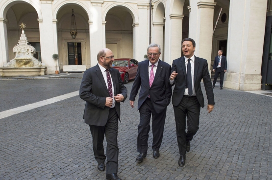 Le Premier ministre Matteo Renzi (à droite) avec le président de la Commission européenne Jean-Claude Juncker et le président du Parlement européen, Martin Schulz. Les élections italiennes ont montré la défiance du peuple envers l’establishment. (Photo Flickr/Palazzo Chigi)