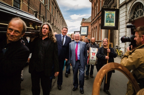 Ce 17 juin, les activistes  du collectif RIP Caermersklooster organisaient à Gand « l’enterrement » de la politique culturelle démocratique.   (Photo Solidaire, Evy Menschaert)