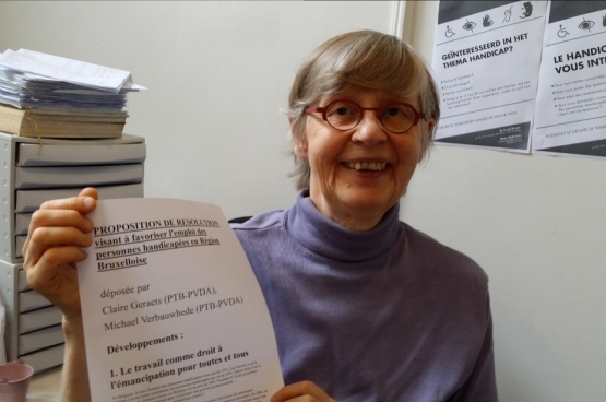 Claire Geraets, députée Bruxelloise du PTB et médecin à Médecine pour le Peuple, a déposé une proposition au Parlement bruxellois pour mettre en place des propositions concrètes afin de favoriser l'emploi des personnes handicapées. (Photo Solidaire)