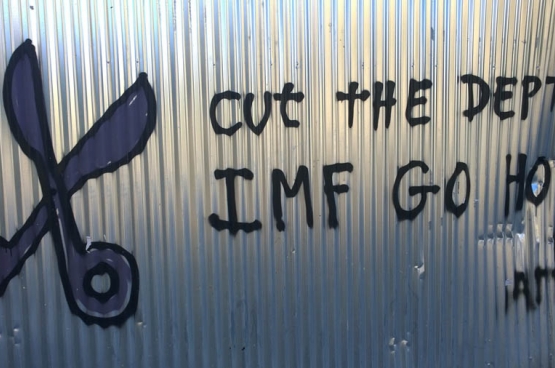 « Coupez la dette, FMI rentre chez toi », dit ce graffiti à Athènes. (Photo Denis Bocquet / Flickr)