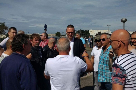 Raoul Hedebouw est présent aux côtés des travailleurs de Caterpillar, de même que le député fédéral Marco Van Hees et le député wallon et ancien d'Arcelor Mittal Frédéric Gillot. (Photo Solidaire)