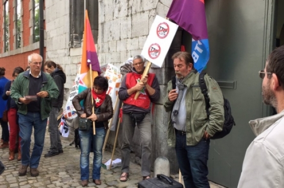 Frédéric Gillot a pris la parole lors de l'action contre le CETA devant le parlement wallon le 3 octobre dernier. (Photo Solidaire, Charlie Le Paige)