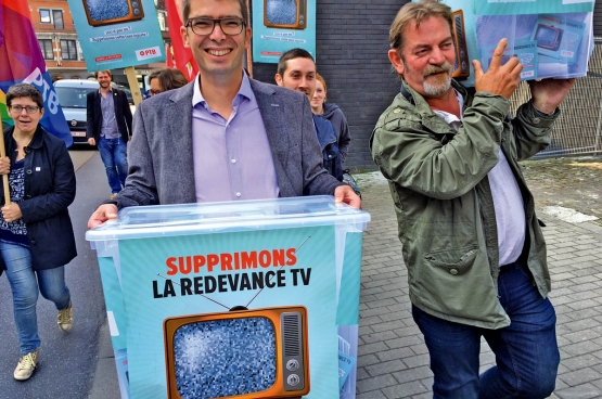 Damien Robert, responsable de la campagne (à gauche), les députés wallons et des militants du PTB remettent 24 000 signatures de la pétition pour supprimer la redevance TV au gouvernement wallon. (Photo Solidaire) 