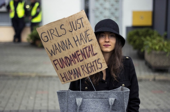 Le 3 octobre dernier, des milliers de femmes ont manifesté en Pologne pour maintenir le droit à l’IVG. (Photo Iga Lubczańska / Flickr)