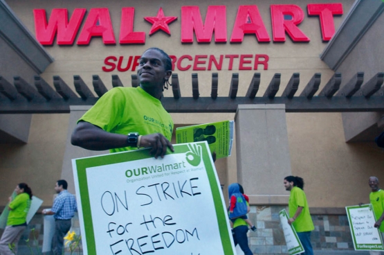 En 2012, les travailleurs californiens de Walmart faisaient grève pour protester contre la répression qui frappe les employés qui se mobilisent pour leurs droits. (Photo Aurelio Jose Barrera, UFCW International Union / Flickr)