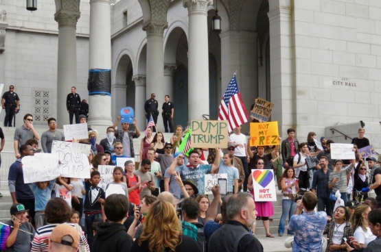 Le 12 novembre, au moins 10 000 personnes ont défilé à Los Angeles au cours de la plus grande manifestation anti-Trump à ce jour. (Photo waltarrrrr / Flickr) 