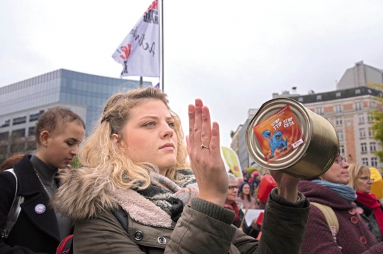 Le 27 octobre, une manifestation avait lieu à Bruxelles contre le CETA. Les manifestants voulaient, entre autres, mettre la pression sur les gouvernements wallon et bruxellois pour qu’ils maintiennent leur position de refus. (Photo Solidaire, Vinciane Convens)