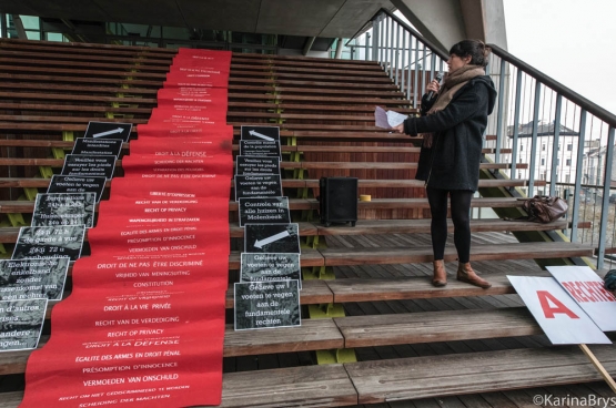 Ce 9 décembre, la veille de la Journée internationale des Droits de l’homme, des organisations progressistes d’avocats et de juristes ont organisé des actions (ici, à Anvers) afin de rappeler l’importance de nos droits et libertés démocratiques. (Photo Solidaire, Karina Brys)