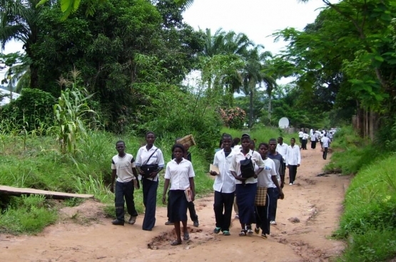 De nombreuses difficultés très concrètes sont éclipsées par le tumulte politique de ces derniers temps. D'après l'Unicef, le nombre de jeunes scolarisés augmente chaque année de 8%. Comment financer cela ? Il faut espérer que ces problèmes reçoivent l'attention nécessaire et que l'accord rendra possible un débat politique responsable. (Photo Lieve Vandamme)