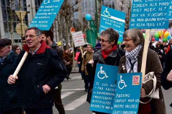 Confrontée à l’autisme d’un de ses petits-fils, Maria McGavigan (au milieu) s’est notamment engagée dans la lutte pour offrir un avenir aux gens qui sont écartés de la société. (Photo famille) 