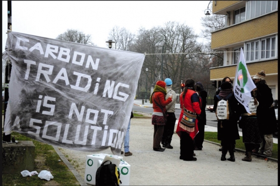 Des activistes devant les bureaux d’un lobby pro-multinationales. (Photo DeWereldMorgen)