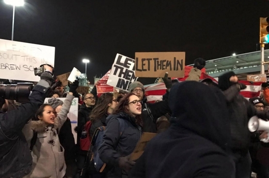 Protestation à l'aéroport de New York JFK (Photo Beverly Yuen Thompson/Flickr)