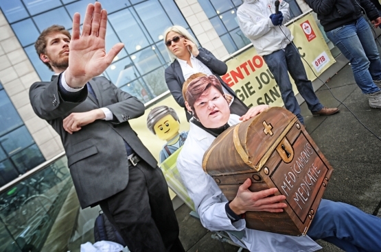 Chaque maison médicale de Médecine pour le Peuple a remis symboliquement des centaines de cartes à Maggie De Block, et des patients ont témoigné des conséquences qu'auront sur eux les mesures de la ministre. (Photo Solidaire, Salim Hellalet)